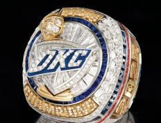 俄(é)克拉荷马城(chéng)雷霆队NBA总冠軍(jūn)戒指亮相(xiāng)