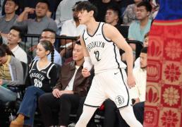 曾凡博NBA夏季联赛亮相尴尬，学习崔永熙成(chéng)关键任务