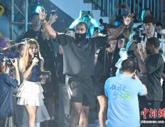 NBA球星詹姆斯·哈登现身广州南沙(shā)“区BA”赛場(chǎng)