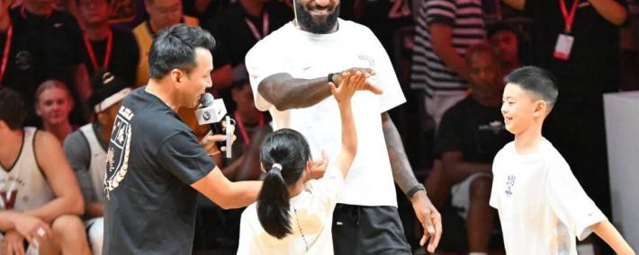 勒布朗·詹姆(mǔ)斯，在《人(rén)民日报》撰文