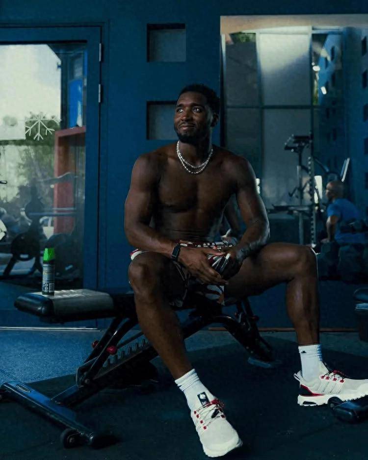 生(shēng)涯(yá)首次一阵！多诺万-米切尔ins晒出(chū)训练和休闲照