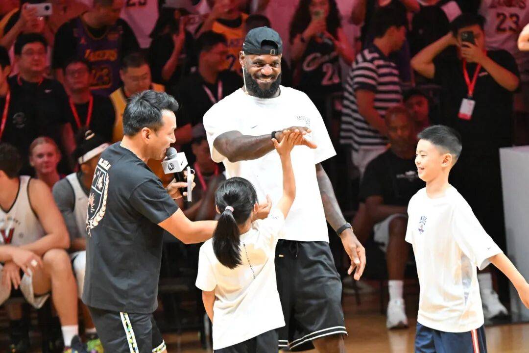 勒布朗·詹姆(mǔ)斯，在《人(rén)民日报》撰文