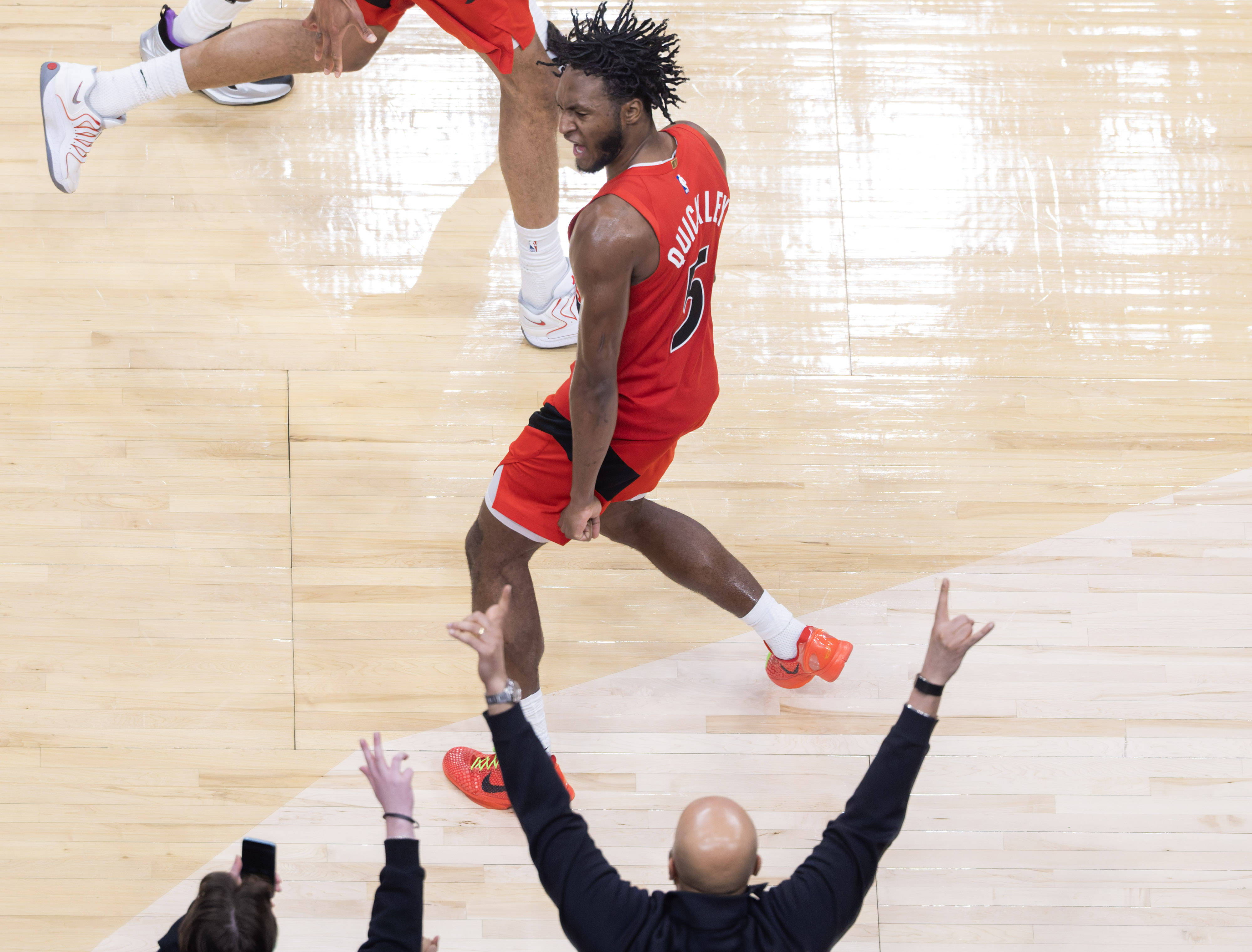 （体育）籃(lán)球——NBA常规赛：猛龙胜勇(yǒng)士