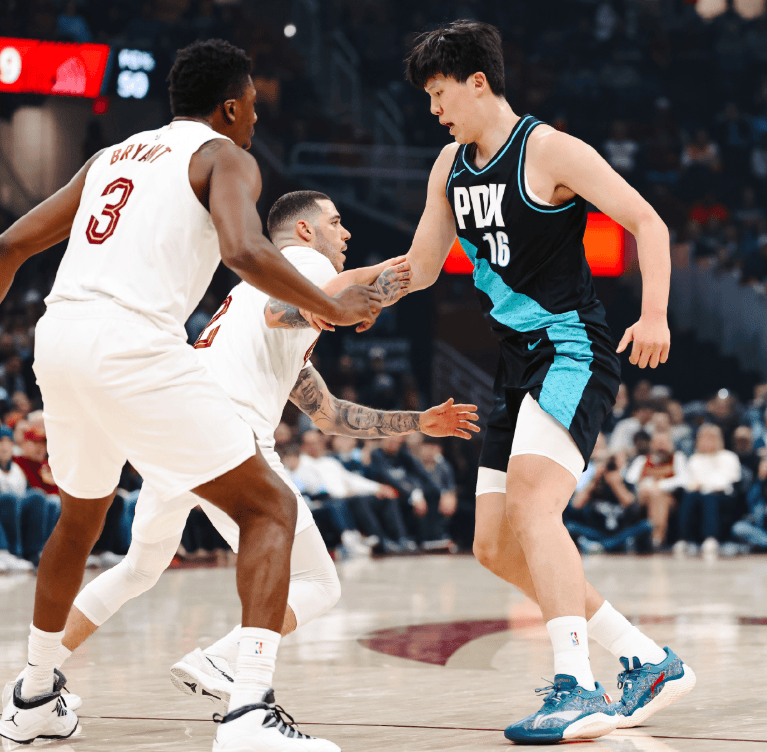 NBA最新排名！两队威胁火箭，独行(xíng)侠后来居上，2队阻碍快船回附加赛