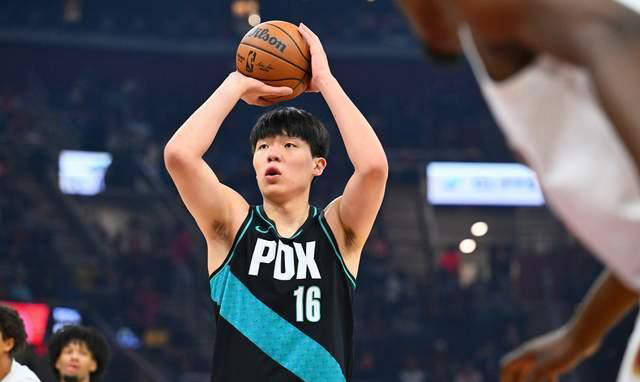 杨瀚森逐渐适应NBA，三分球命中(zhōng)数追平姚明，表现穩(wěn)步提升